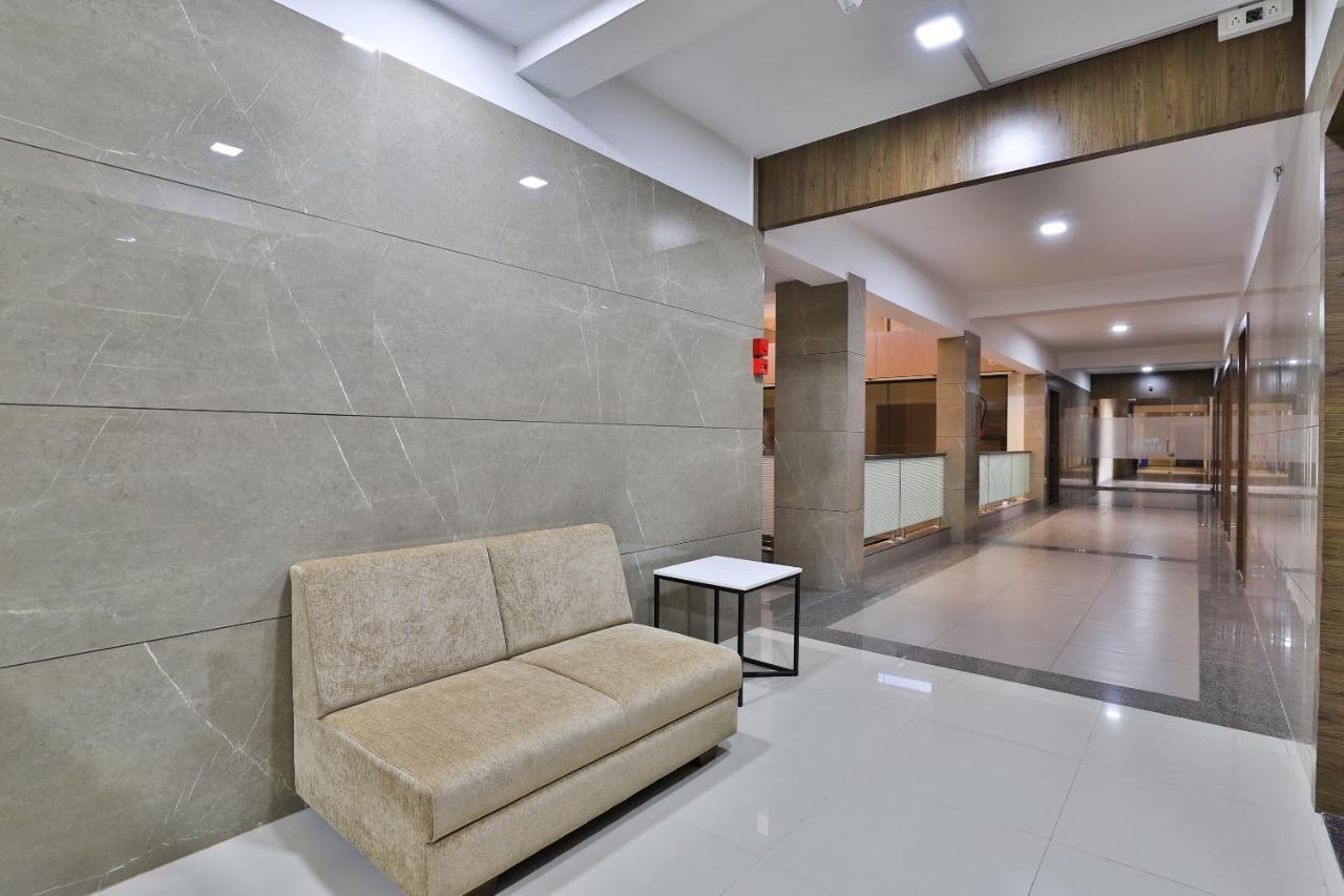 Oyo 28429 Hotel Citadel Сурат Екстер'єр фото