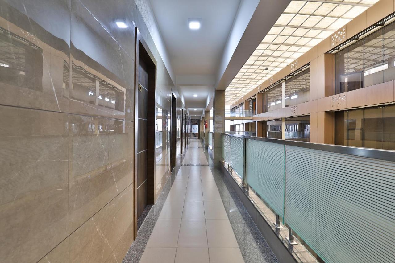 Oyo 28429 Hotel Citadel Сурат Екстер'єр фото